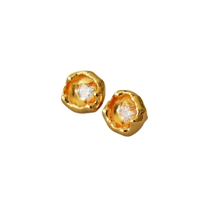 Orecchini a perno a cuore dorati con zircone e design a bocciolo su sfondo bianco