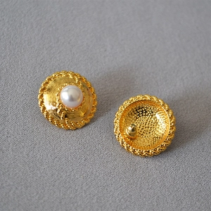 Vintage gold relief earrings with central pearl and woven texture, front and back view
