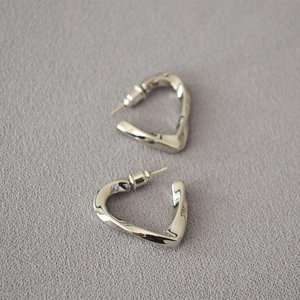 Minimalist twisted heart earrings in polished S925 silver with elegant irregular design