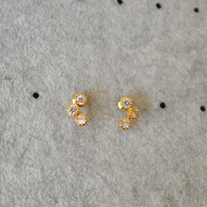 Minimalist 925 silver needle gold stud earrings with three sparkling round zircons