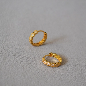 Boucles d'Oreilles Créoles en Laiton Plaqué Or Hexagone Nid d'Abeille Zirconia pour Femmes Bijoux Géométriques Fins