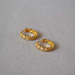 Exquises boucles d'oreilles créoles hexagonales dorées avec cristaux de zircon brillants
