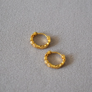 Boucles d'oreilles créoles hexagonales dorées avec motif alvéolé et pierres en zircon