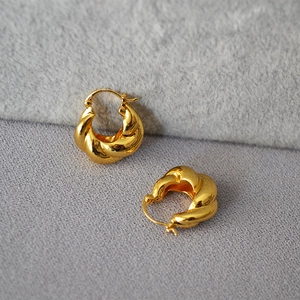 Boucles d'oreilles créoles torsadées en laiton plaqué or avec un design en spirale