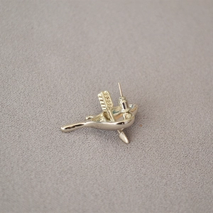 Vue détaillée du dos des boucles d'oreilles oiseau et flèche en argent avec clous 925