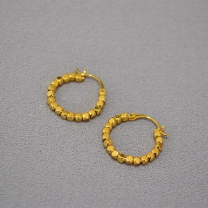 Créoles en laiton plaqué or avec perles dorées facettées au design minimaliste chic