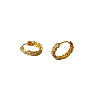 Boucles d'oreilles alvéolées plaquées or avec zircons brillants et design hexagonal