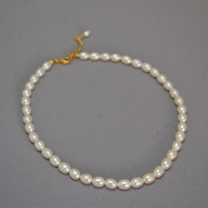 Elegante collana di perle d'acqua dolce in stile francese con chiusura e catena dorata