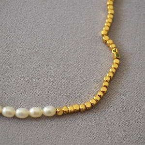 Elegant freshwater pearl and faceted gold bead necklace with a modern spliced design