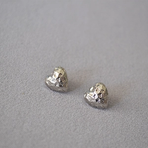 Minimalist hammered texture heart-shaped 925 silver needle stud earrings in silver finish