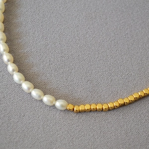 Minimalist freshwater pearl and gold bead spliced necklace for women in elegant finish