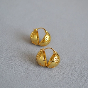 Orecchini a Cerchio Retro in Ottone Placcato Oro 18K Fiore Cavo Emisfero per Donna Gioielli di Moda Design di Nicchia Minimalista Regalo