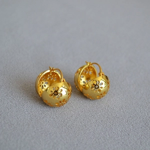 Orecchini a sfera vintage in ottone dorato con motivo floreale traforato per donna
