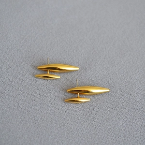 Boucles d'oreilles clous dorées à double fuseau avec design géométrique minimaliste