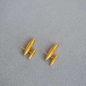Vue détaillée de boucles d'oreilles rivet plaquées or au design géométrique double