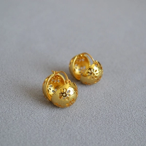 Orecchini vintage a sfera cava in ottone dorato con fiori per donne dallo stile minimalista