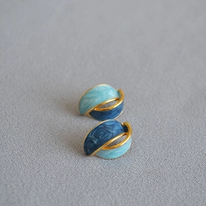 Orecchini vintage in ottone placcato oro con smalto marmorizzato blu e design a torsione