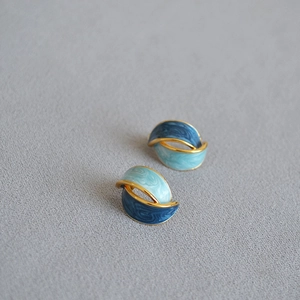 Dettaglio orecchini in ottone placcato oro con smalto blu e perni in argento S925
