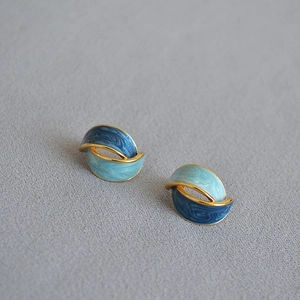 Orecchini a perno asimmetrici vintage in ottone placcato oro con smalto blu effetto pittura