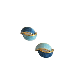 Orecchini a C placcati oro con smalto marmorizzato blu dal design artistico e retrò