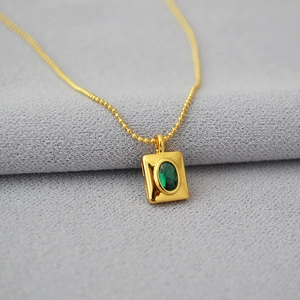 Collier en Laiton Plaqué Or Vintage pour Femmes Pendentif Carré en Strass Vert Émeraude Chaîne à Billes Minimaliste Bijoux de Cou