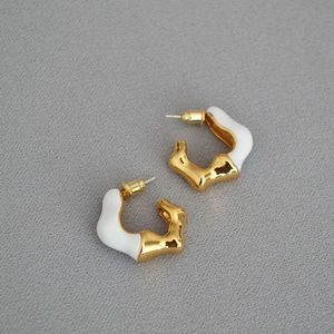 Irregular C-shaped gold-plated brass earrings with white enamel and 925 silver pins