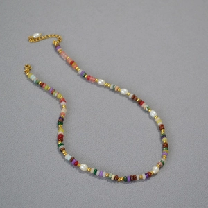 Collana bohémien con pietre naturali colorate, perle d'acqua dolce e chiusura dorata regolabile