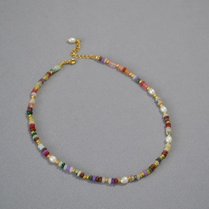 Dettaglio della collana bohémien con pietre naturali colorate e perle d'acqua dolce