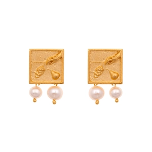 Détail de boucles d'oreilles dorées rétro avec relief carré et pendentifs perles