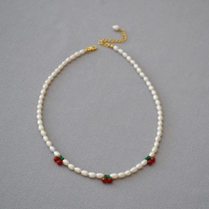 Collier fait main en perles d'eau douce avec cerises rouges et fermoir doré