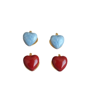 Set of two pairs of heart-shaped brass earrings in blue marble and bright red enamel finish