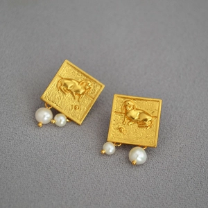 Boucles d'oreilles carrées dorées rétro avec relief de chien et perles d'eau douce
