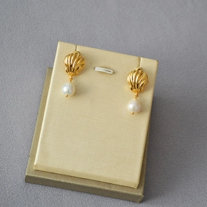 Orecchini a perno a conchiglia in ottone dorato con perle per un look marino vintage