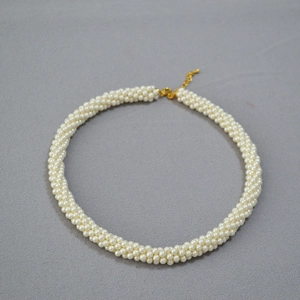 Collier élégant en perles d'imitation tissées à la main avec fermoir doré et extension