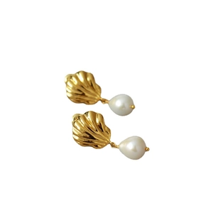 Orecchini a conchiglia dorata con perle a goccia in stile marino vintage per l'estate
