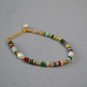 Collana bohémien con pietre colorate, perle d'acqua dolce e chiusura a moschettone dorata