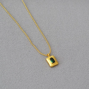 Collier minimaliste en laiton doré avec pendentif en pierre précieuse émeraude