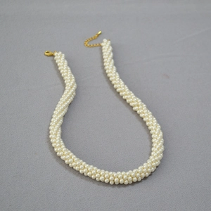 Vue détaillée d'un collier de perles tressé multicouche avec fermoir en métal doré