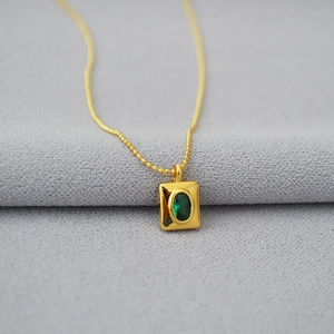 Collier minimaliste en laiton doré avec pendentif carré vintage et pierre d'émeraude
