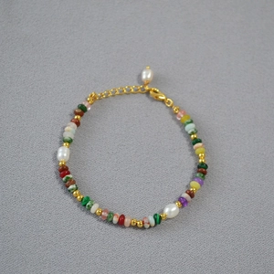 Dettaglio della collana di perline colorate con perle d'acqua dolce e chiusura dorata