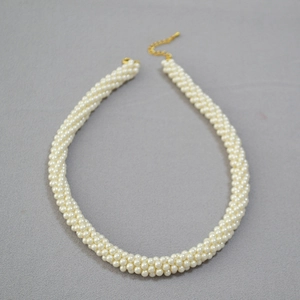 Collier de perles multicouches torsadées à la main avec chaîne réglable plaquée or