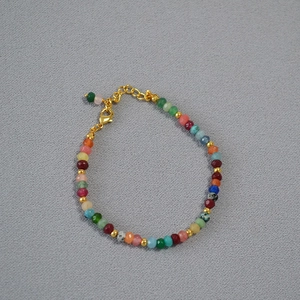 Vue détaillée d'un bracelet en pierres naturelles colorées avec un fermoir mousqueton doré