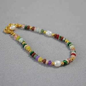 Dettaglio della collana boho con pietre naturali colorate e perle di riso