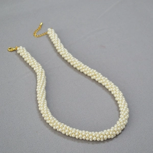 Collier ras de cou élégant en perles tressées multi-rangs avec fermoir doré réglable