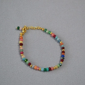 Vue détaillée d'un bracelet en perles de pierres naturelles colorées avec fermoir doré