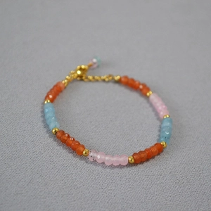 Détail du bracelet en pierres naturelles colorées avec perles dorées et chaîne réglable