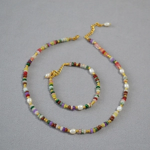Set boho con collana e bracciale in pietre naturali colorate e perle d'acqua dolce