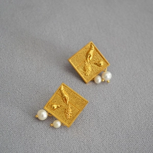 Détails de boucles d'oreilles carrées plaquées or avec relief et perles pendantes