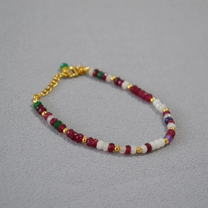 Détail d'un bracelet en perles d'agate colorées avec intercalaires dorés et fermoir
