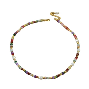 Collana bohémien con pietre colorate, perle d'acqua dolce e chiusura in metallo dorato